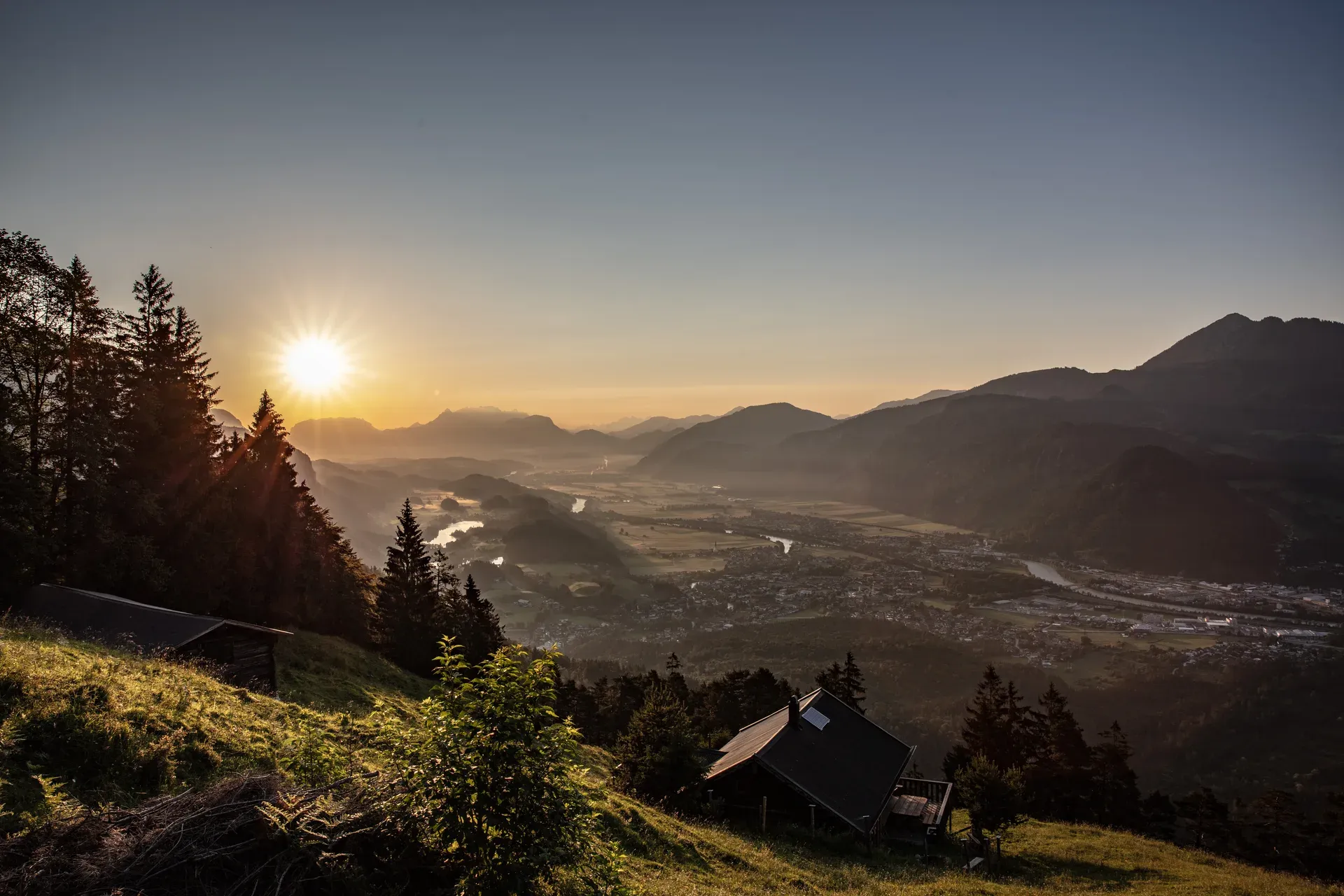 Magischer Sonnenaufgang auf der Postalm in Kramsach