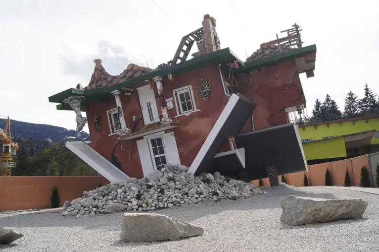 Tirolland Haus steht Kopf